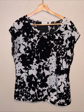 New York & Company Black & White Floral Cap-Sleeve Top